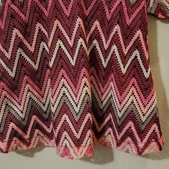 RED AND PINK CHEVRON PATTERNED DRESS WITH BELL SLEEVES, SIZE 4 - Picture 4 of 8